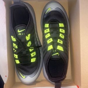 NIKE AIR MAX AXIS 6Y